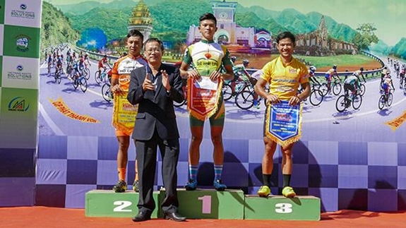 Sức trẻ đã giúp Ngô Văn Phương (ở giữa) đoạt áo vàng sau chặng 4.